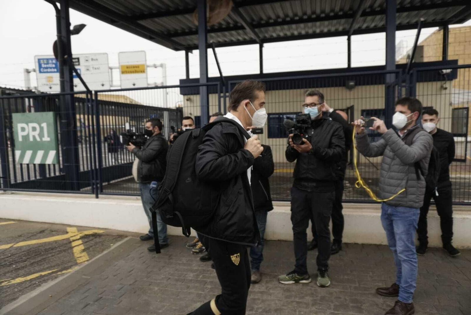 Lopetegui se dirige a la zona de embarque del aeropuerto de San Pablo.