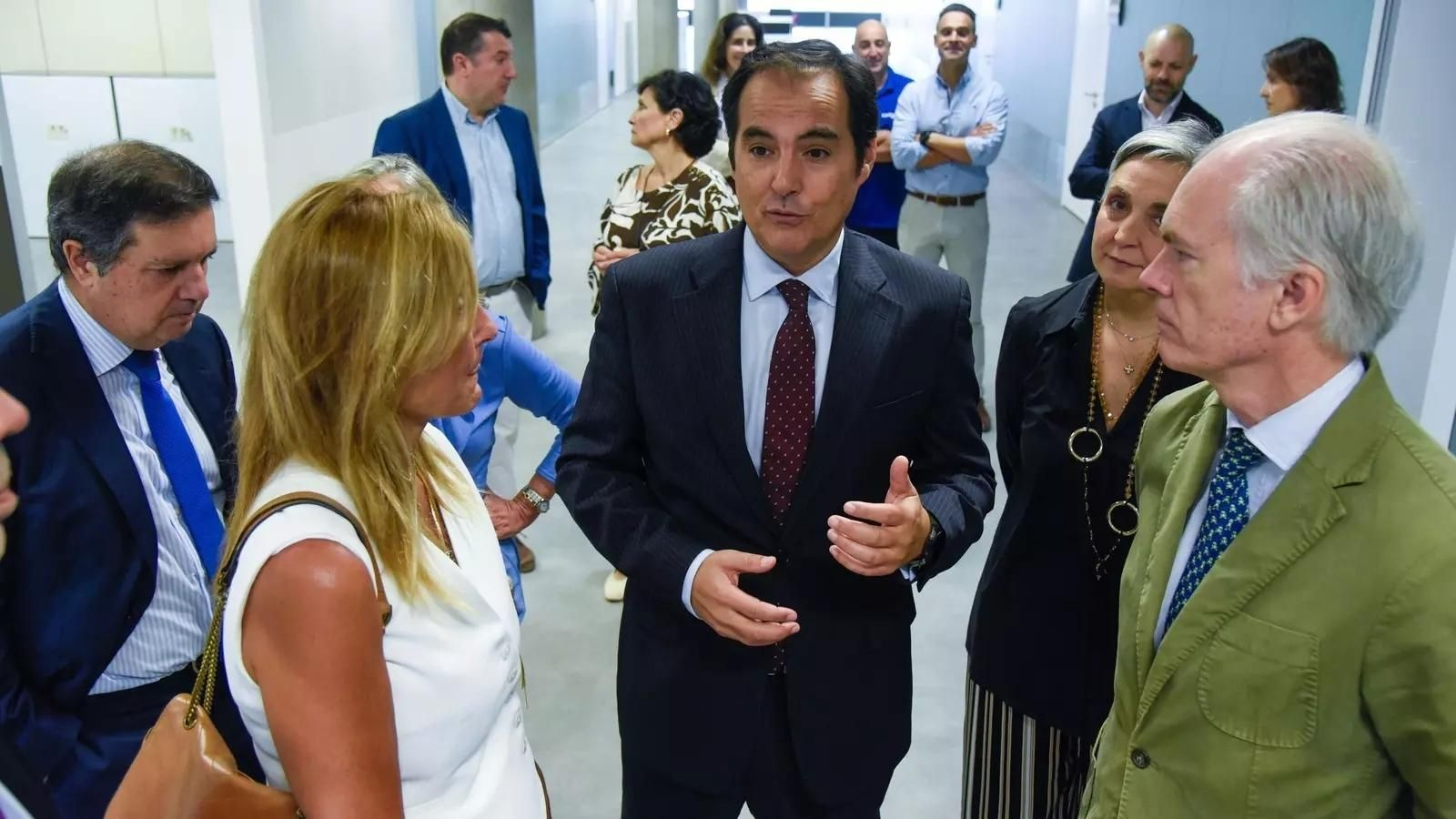 El consejero de Justicia con el presidente de la Audiencia de Sevilla y la juez decana.