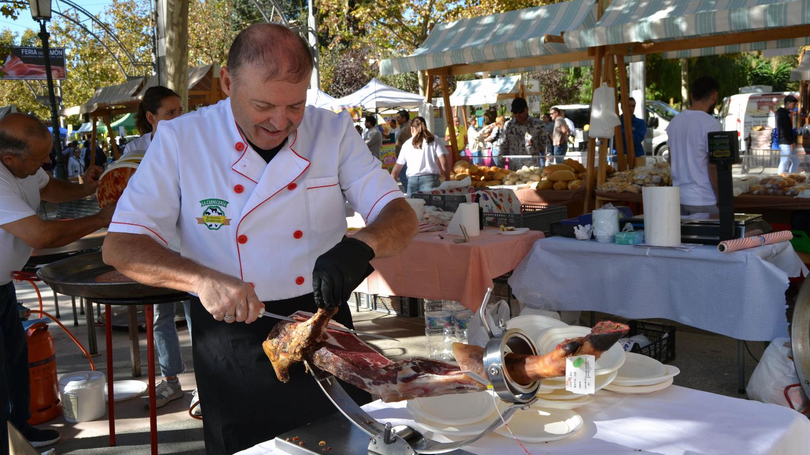 Un profesional corta jamón en los puestos de la feria. Un profesional corta jamón en los puestos de la feria.