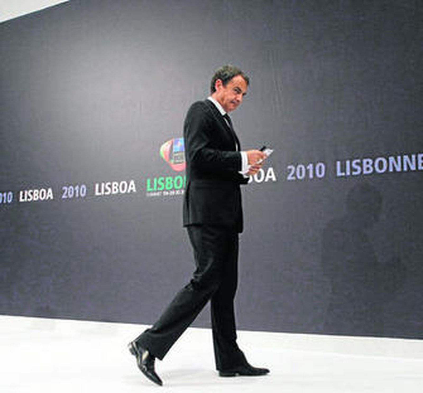 Zapatero, el domingo durante la cumbre de la OTAN celebrada en Lisboa.