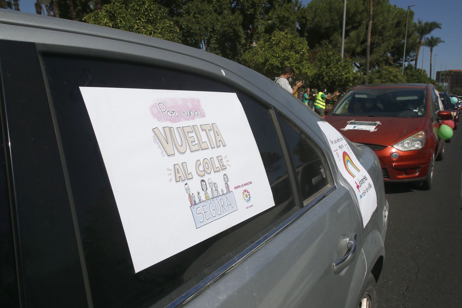 La caravana por una vuelta al cole segura en Córdoba, en fotos