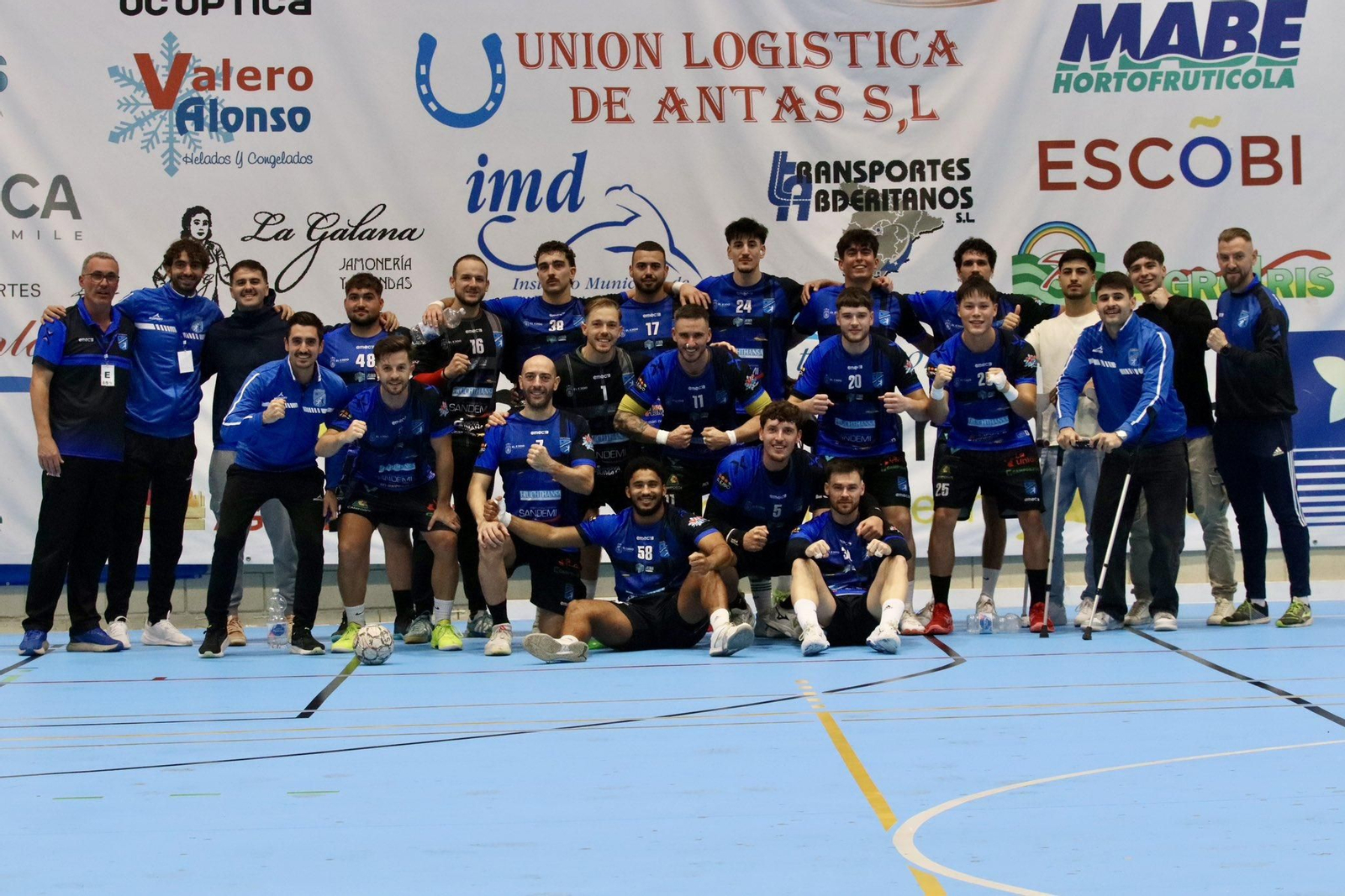 Los canterano-sureños celebran su victoria del pasado fin de semana frente al BM Montequinto.