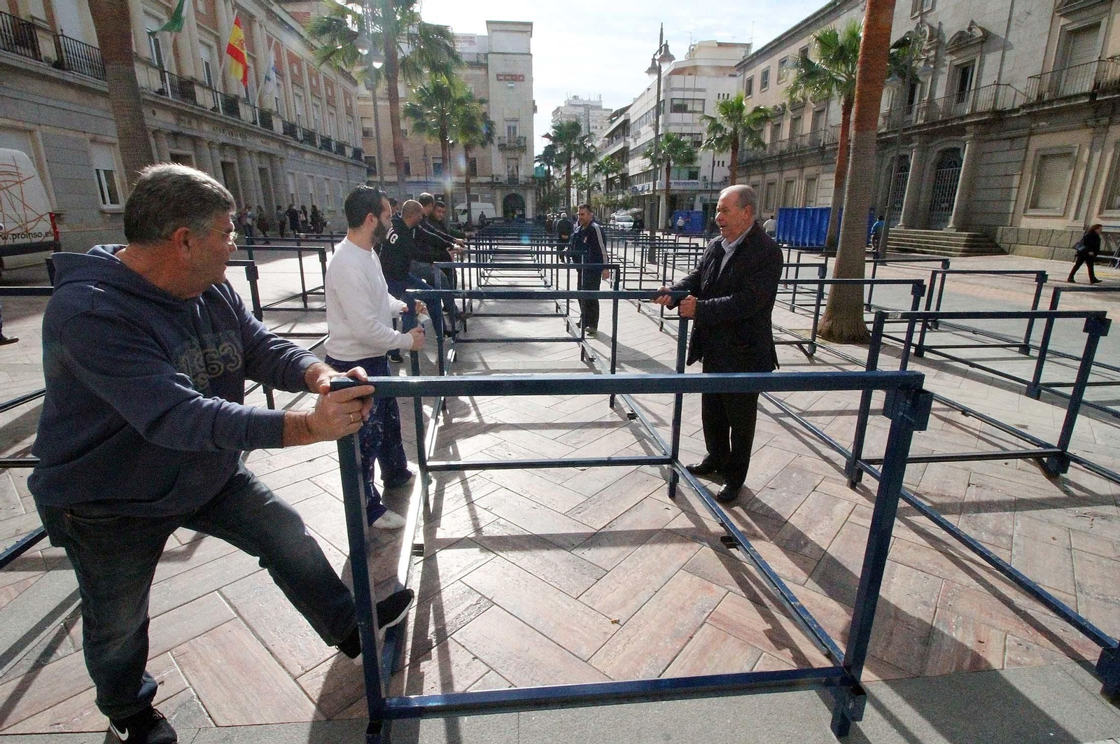 Imágenes del montaje de los palcos para la Semana Santa onubense