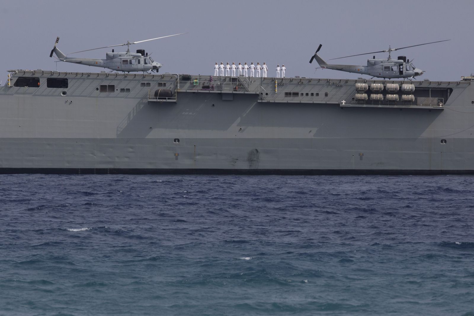 Las Fuerzas Armadas desembarcan en Motril: buques, paracaidistas y helicópteros en primera línea de playa
