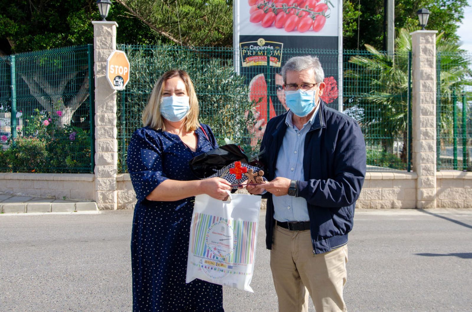 El presidente de Caparrós, Pedro Caparrós, recoge el reconocimiento de Cruz Roja