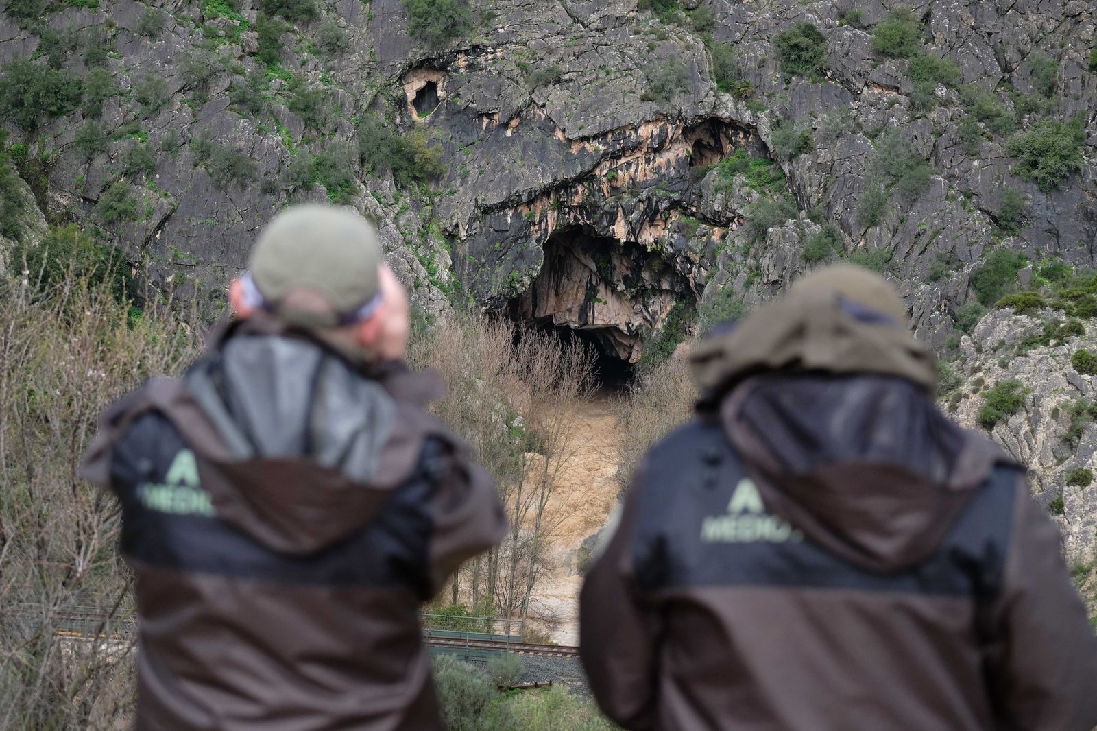 La presa de Montejaque desaguando tras alcanzar el límite de su capacidad, en imágenes