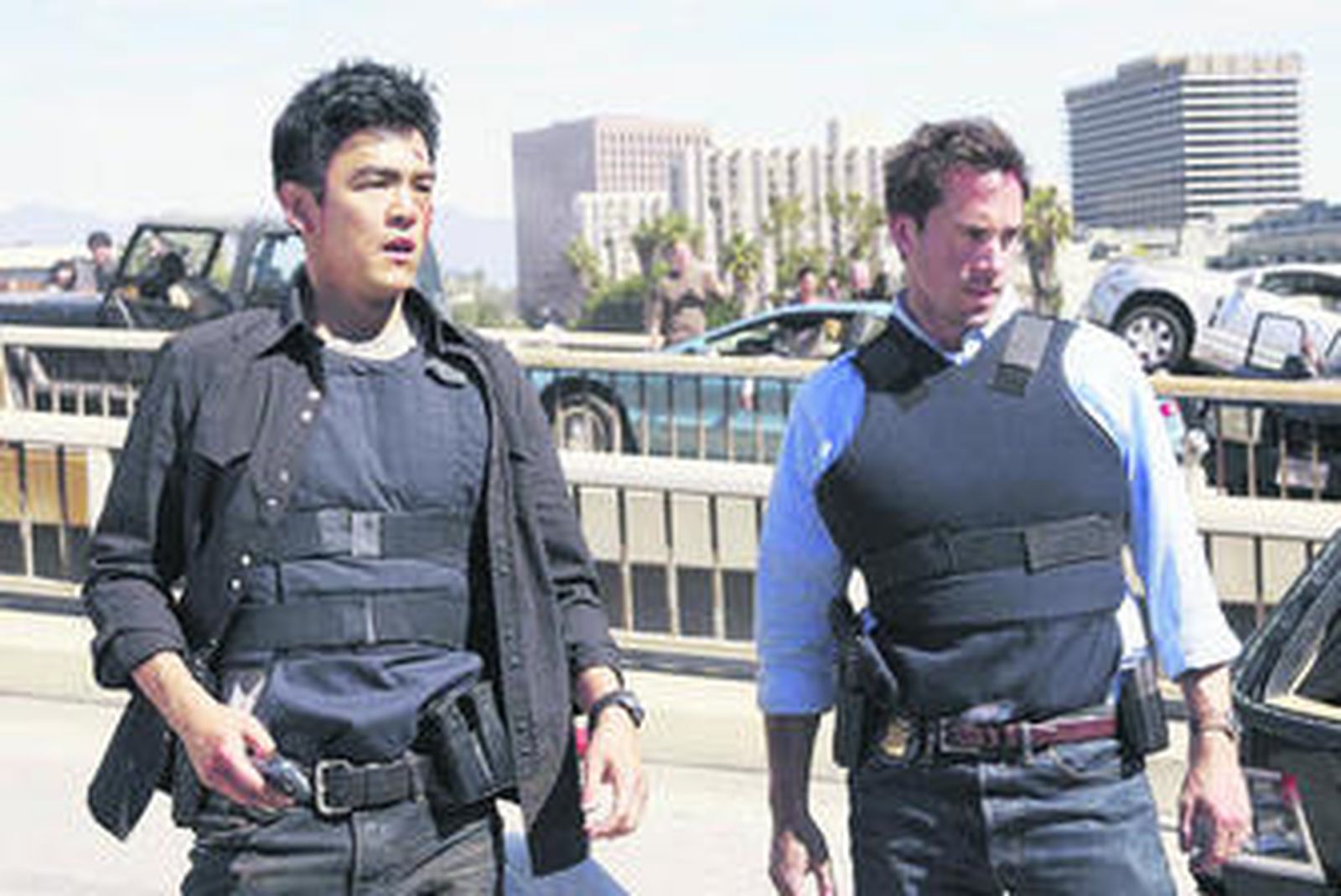 Los agentes Noh (John Choo) y Benford (Joseph Fiennes).