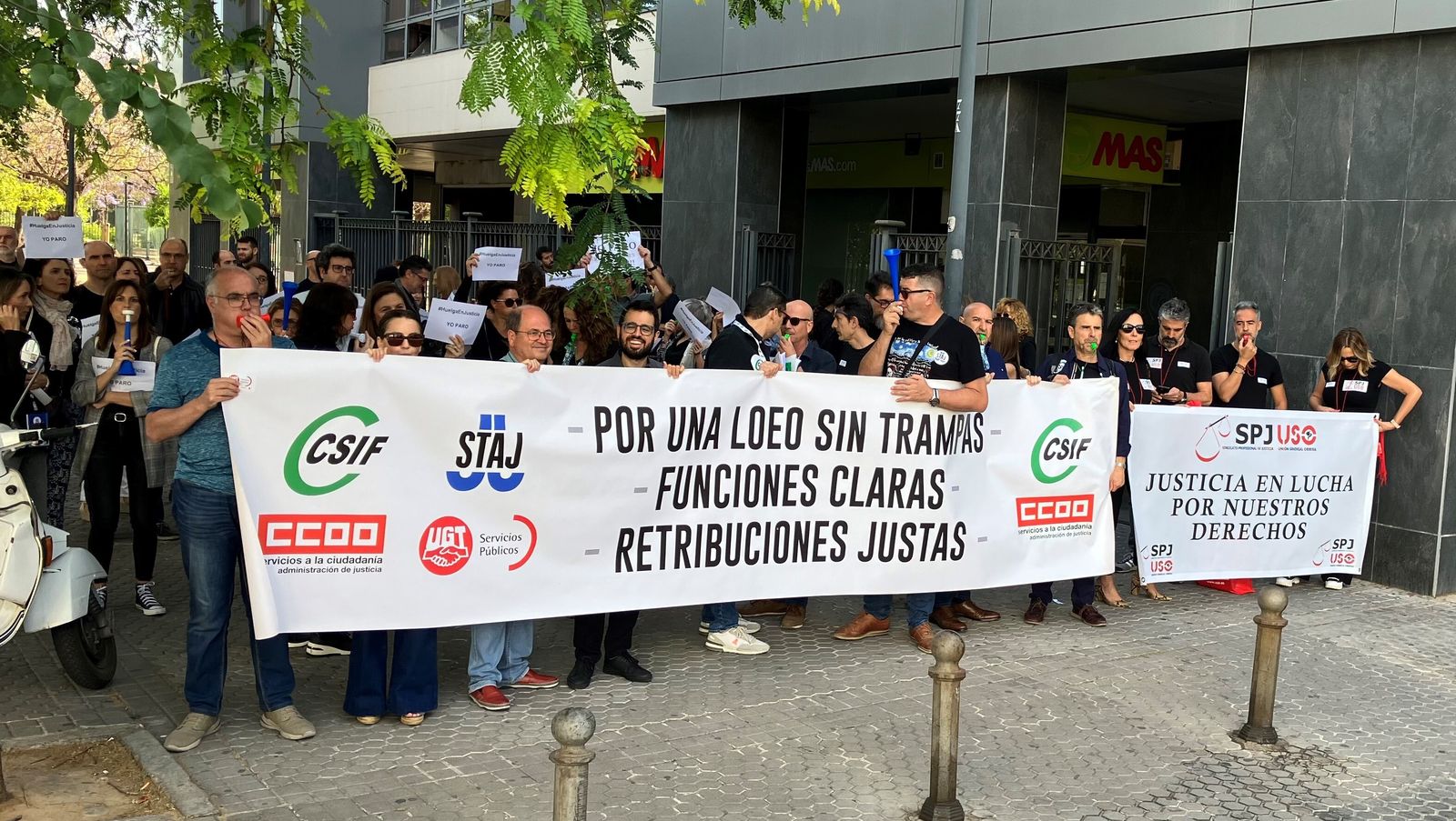 Los funcionarios de Justicia, durante la concentración de este jueves en Sevilla.