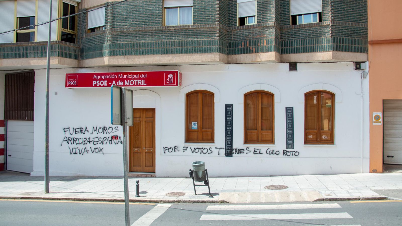 Sede del PSOE de Motril con pintadas Sede del PSOE de Motril con pintadas