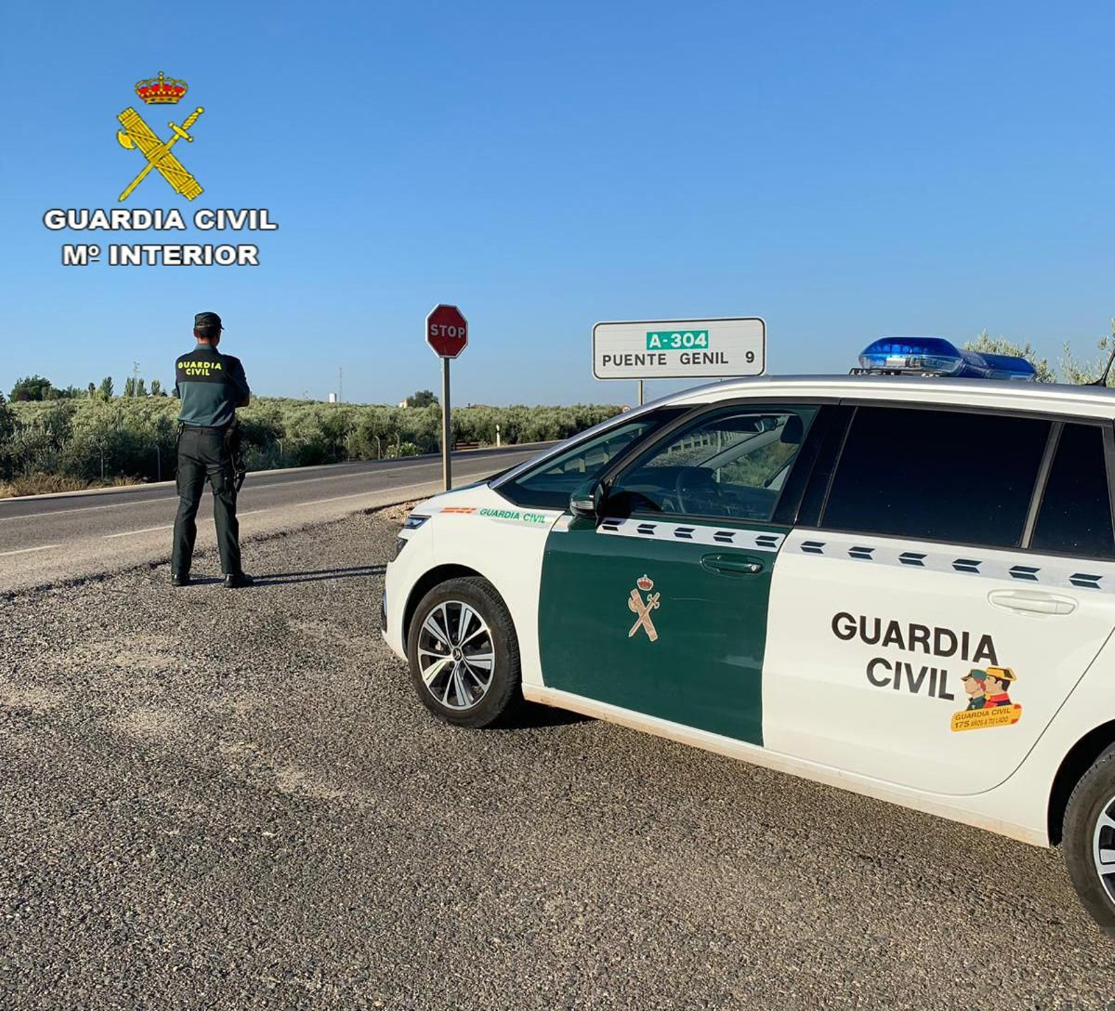 Un agente de la Guardia Civil en Puente Genil.