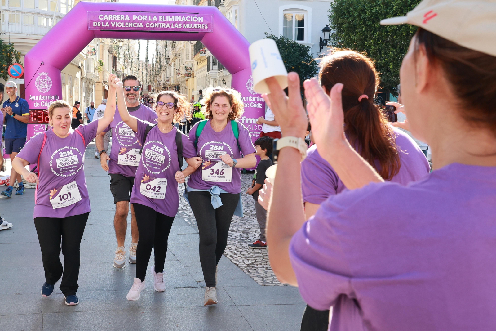Todas las imágenes de la carrera contra la violencia de género en Cádiz