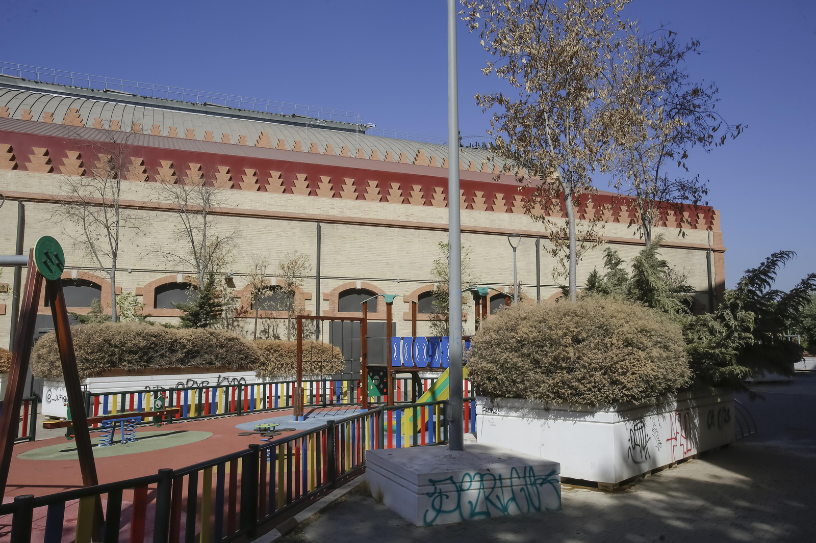 Abandono y mal estado de la plaza entre Mercadona y Plaza de Armas