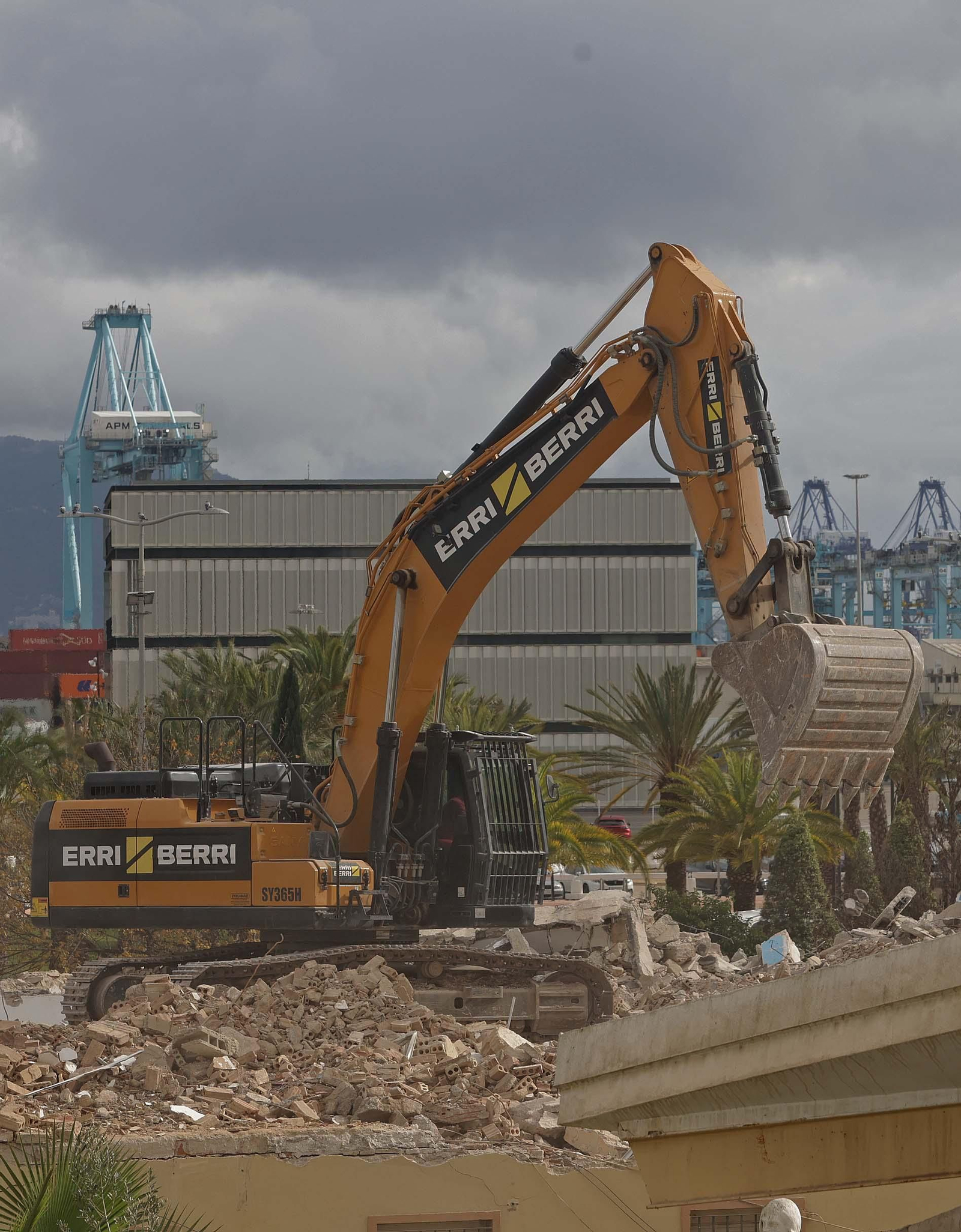 Fotos de los trabajos de demolición de las viviendas militares de la avenida Virgen del Carmen en Algeciras