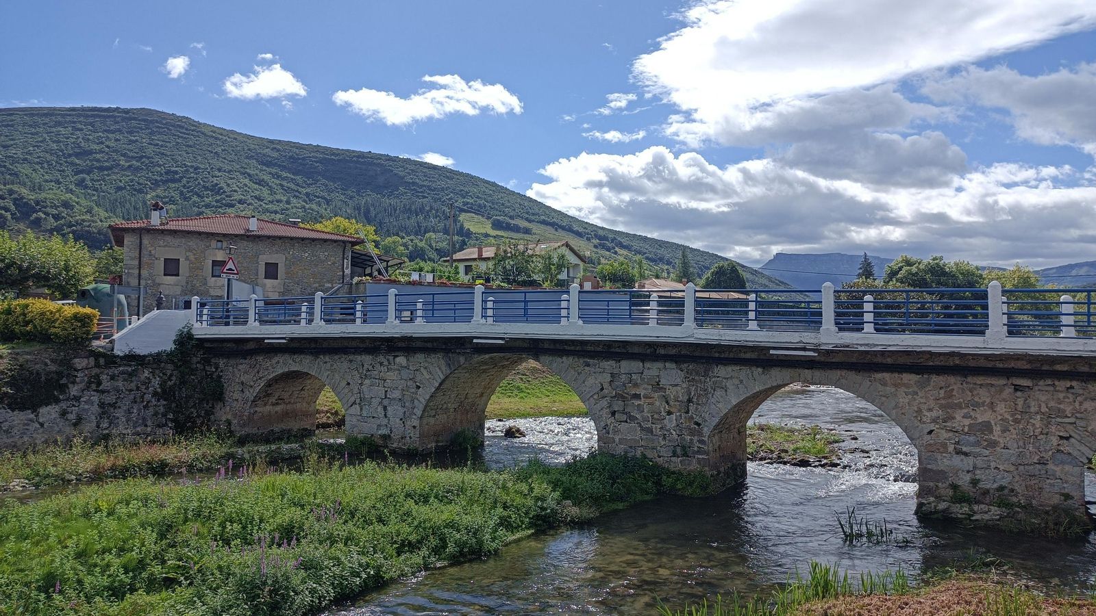 Puente sobre el río Cadagua, en Nava de Ordunte.