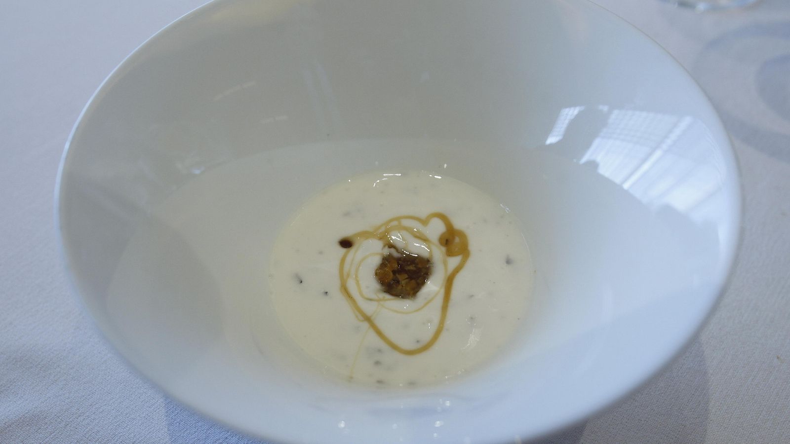 Cuajada trufada con miel de postre.