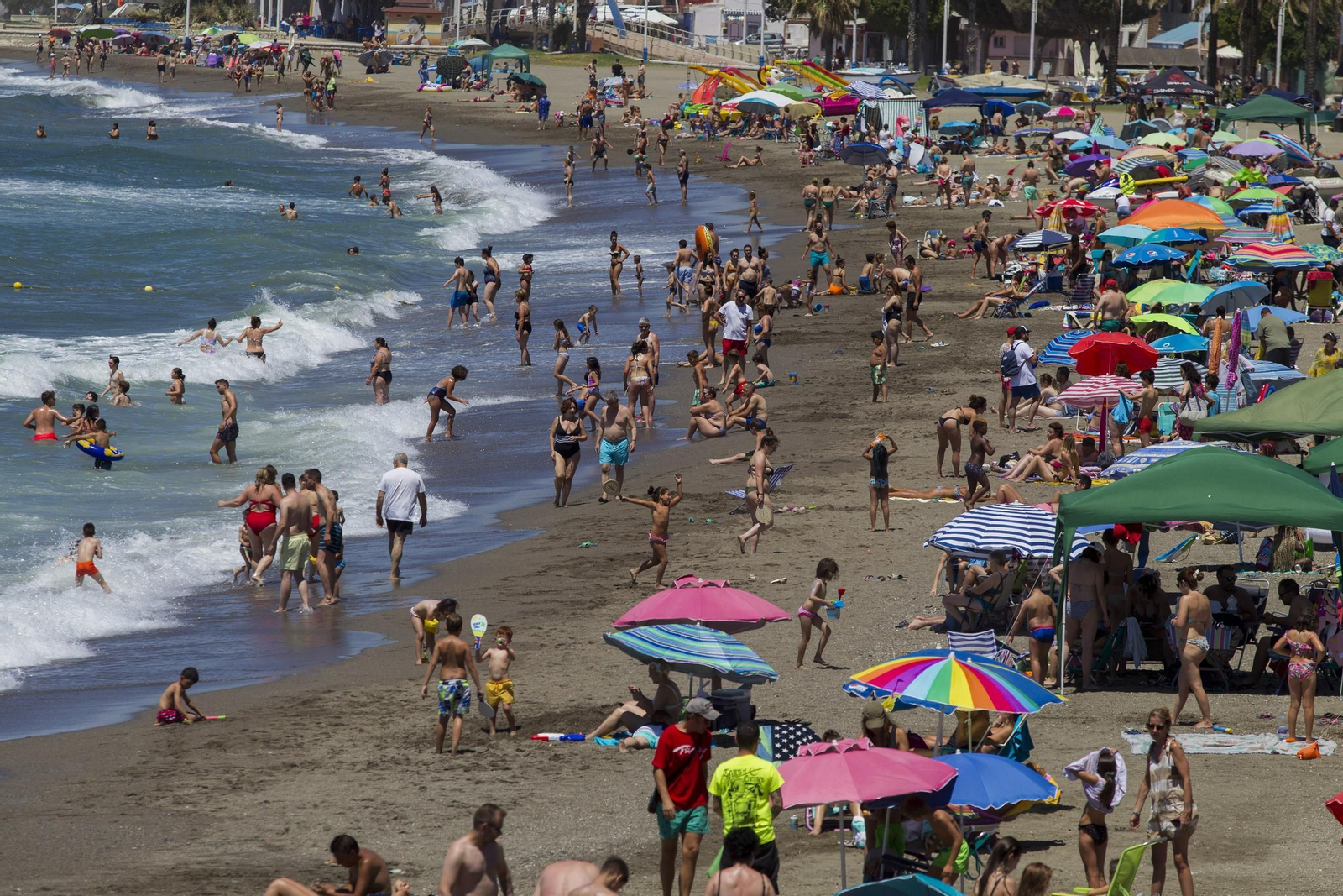 Lleno absoluto este domingo en las playas malagueñas, en fotos