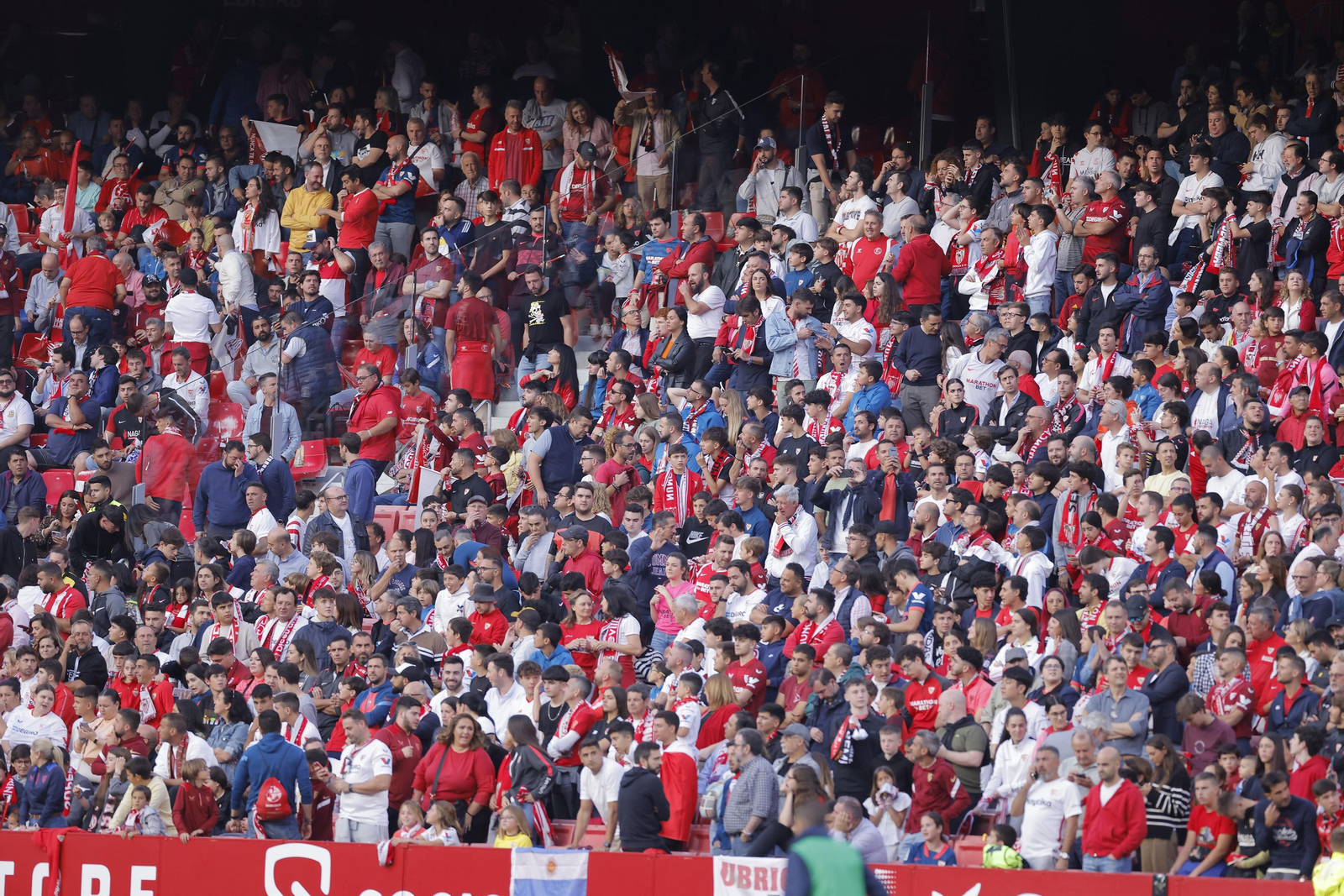 Búscate en las fotos del Sevilla-Betis