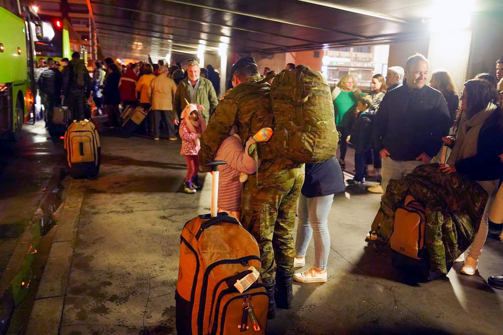 Militar de la BRI X abraza a un familiar tras su llegada de Letonia.