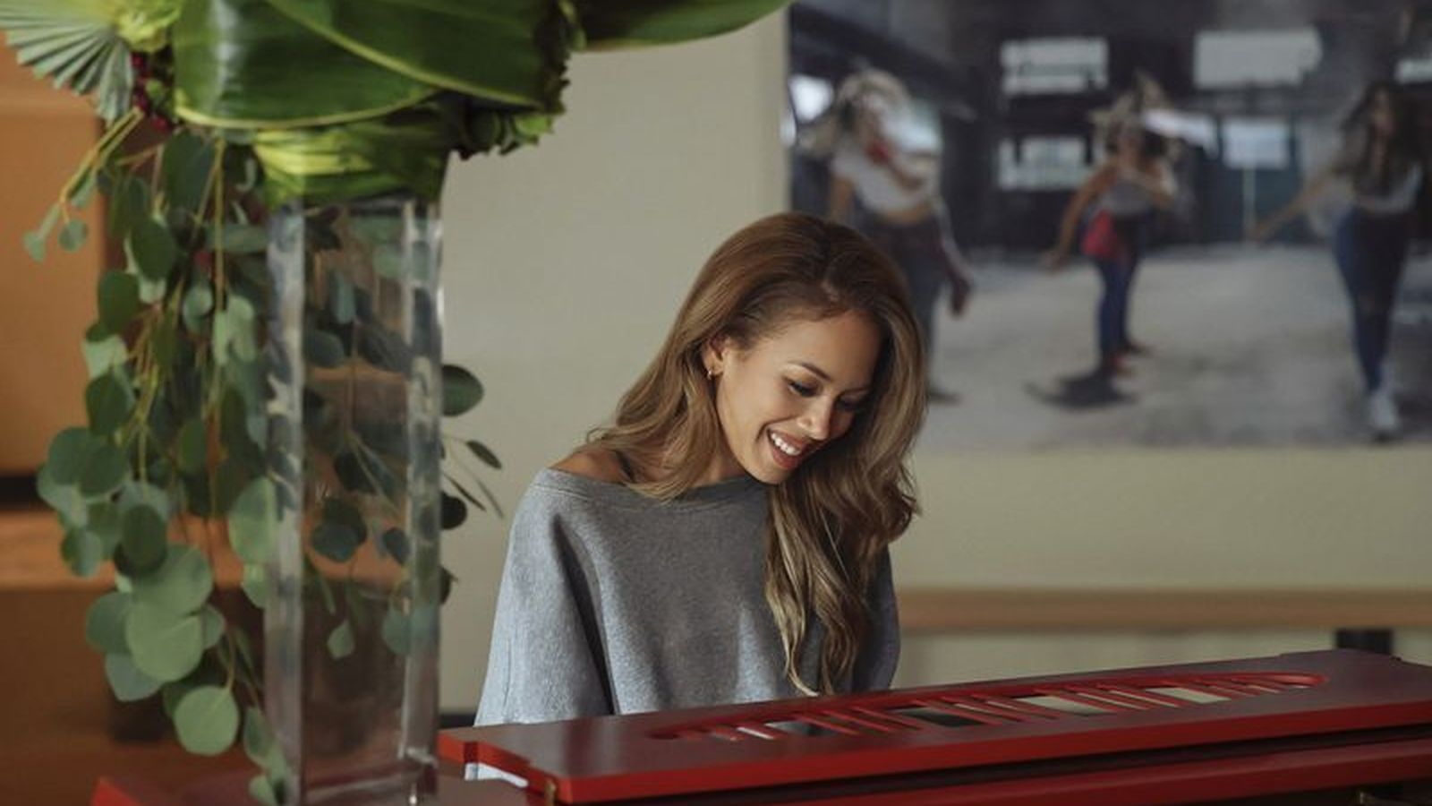 Jade Ewen, interpretando a Mariah Carey en una secuencia de 'Luis Miguel. La serie'.