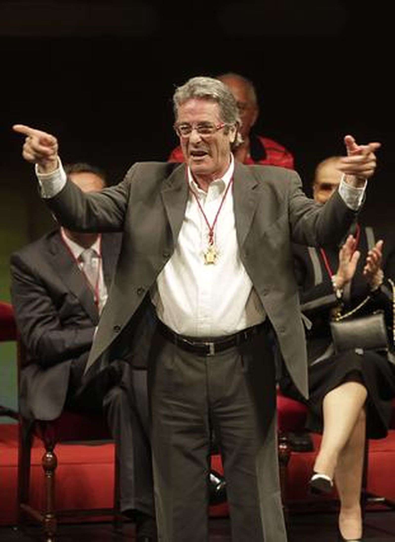 Eduardo Rodríguez, el único superviviente que queda vivo de grupo Triana, recibe el premio con un caluroso y conmovedor aplauso del público. 

Foto: Antonio Pizarro, Victoria Hidalgo