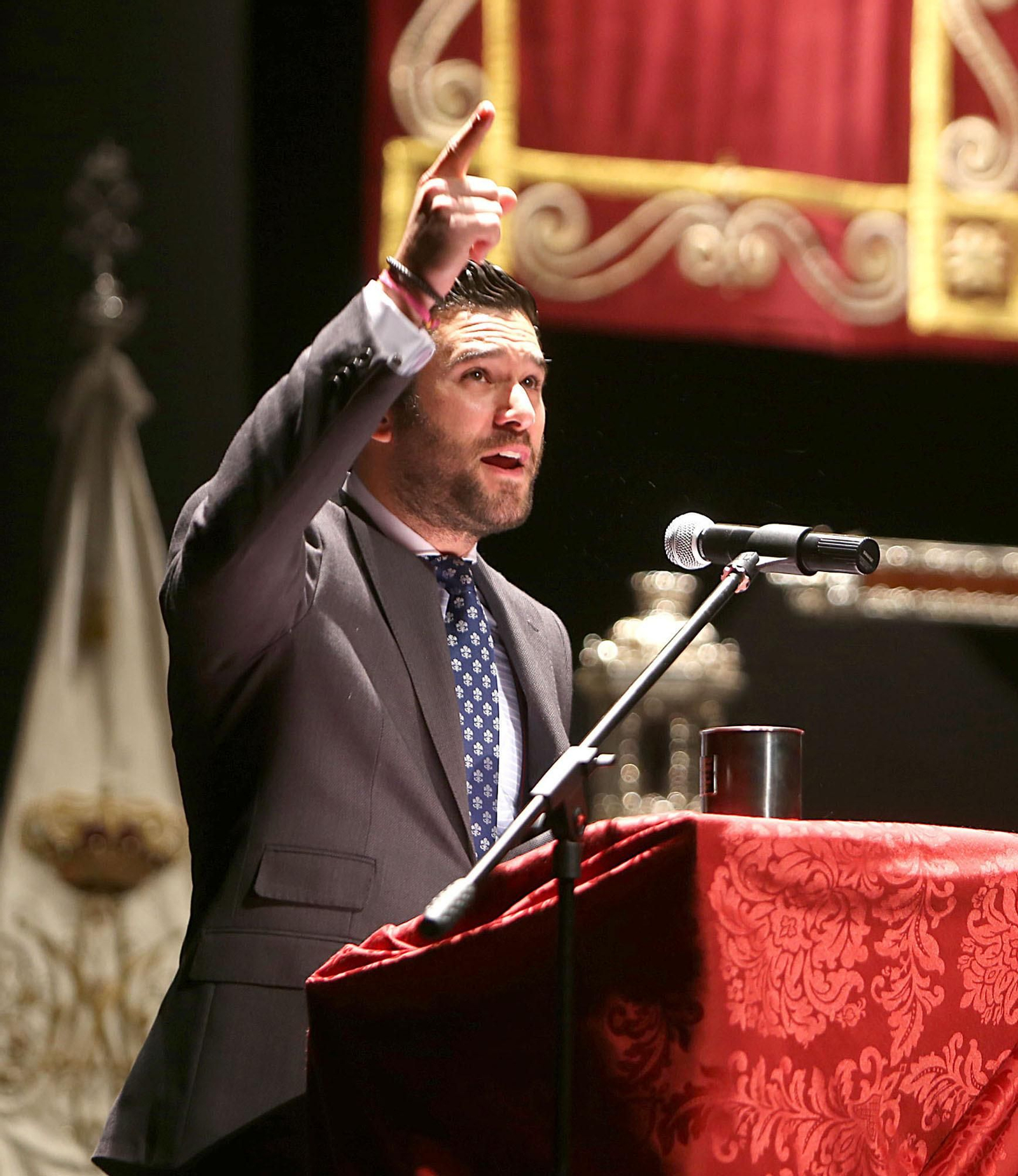 El pregonero, en uno de los momentos más intensos de su intervención.