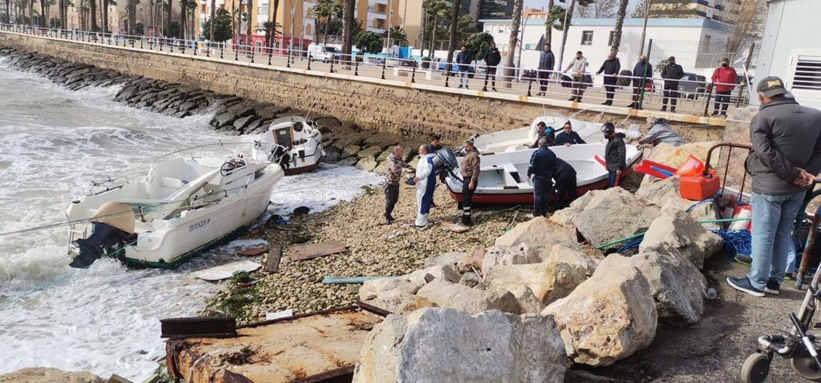 Imagen de este mediodía en la que se ven las embarcaciones que, procedentes de Puntales, quedaron encalladas en las inmediaciones del club Viento de Levante de Cádiz