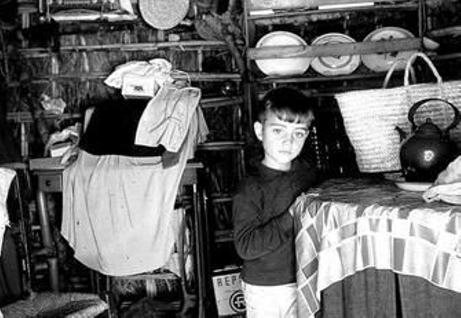 El interior de una de las chozas visitadas por el antropólogo norteamericano.