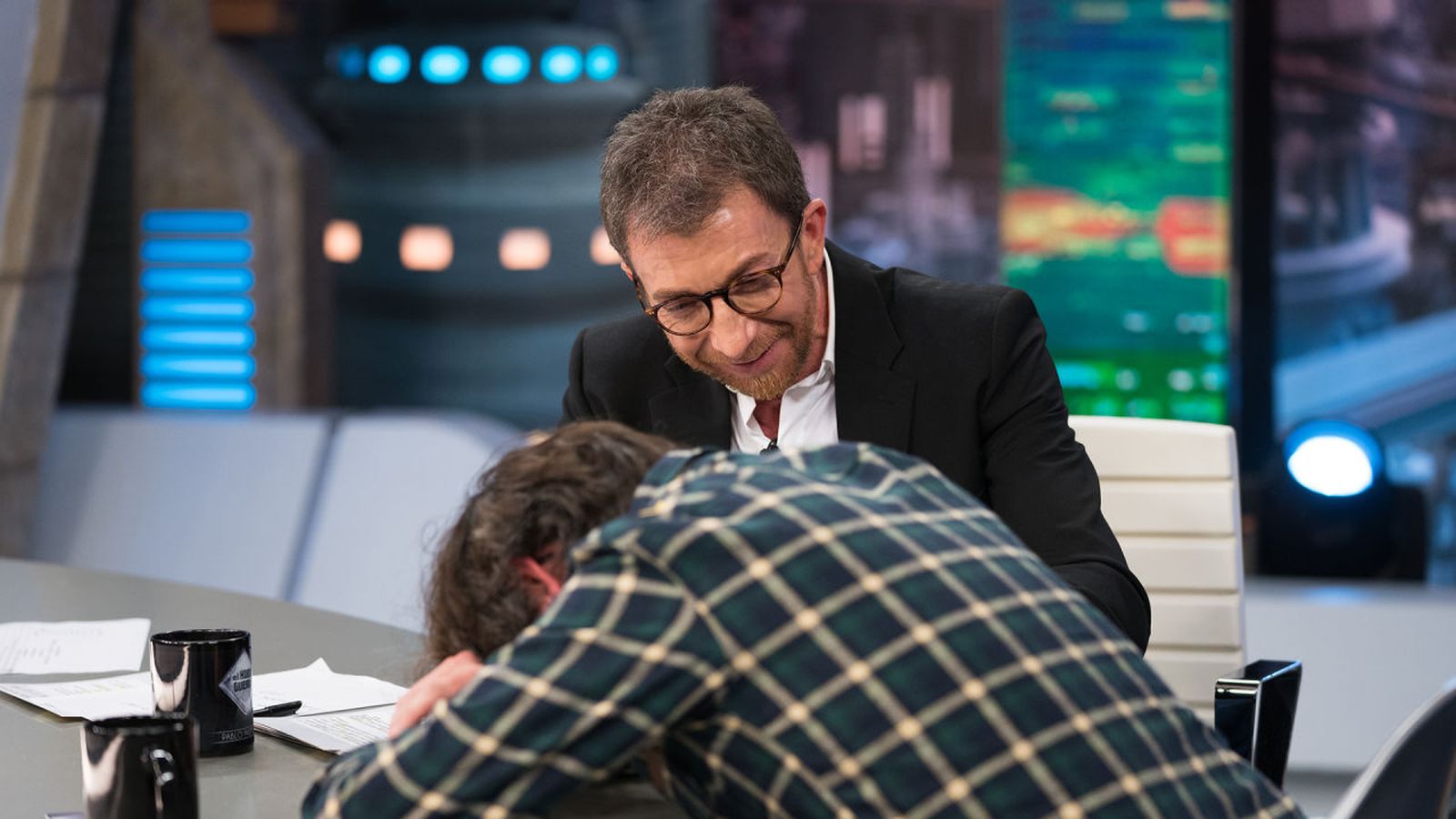 Évole y Pablo Motos, en una de las visitas del primero a 'El hormiguero'.
