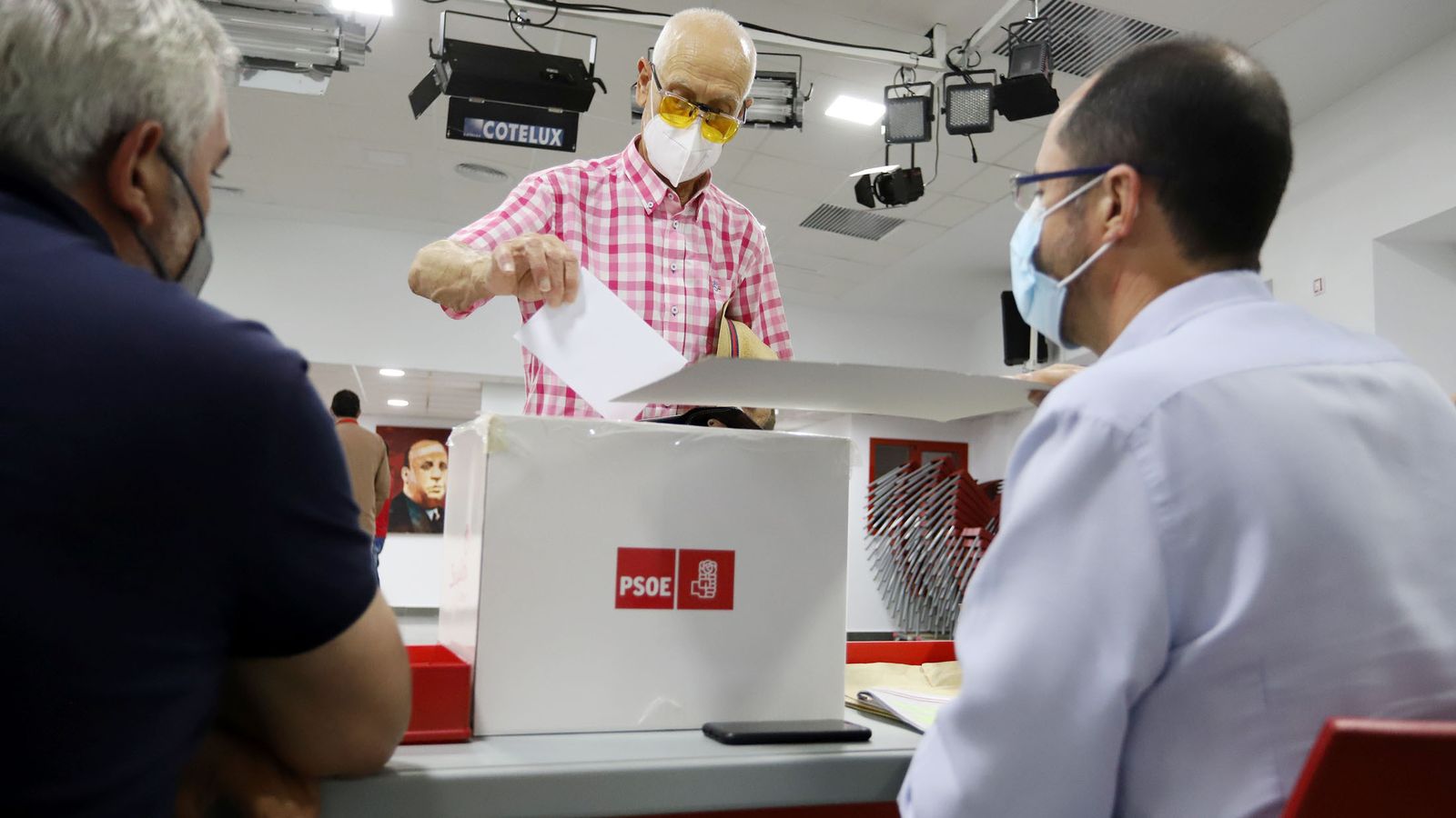 El goteo de votantes en las sedes socialistas fue constante a lo largo de toda la jornada.