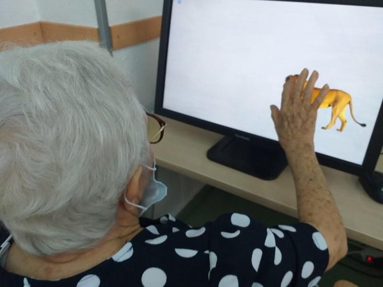 Una usuaria de un centro de día de FAAM.