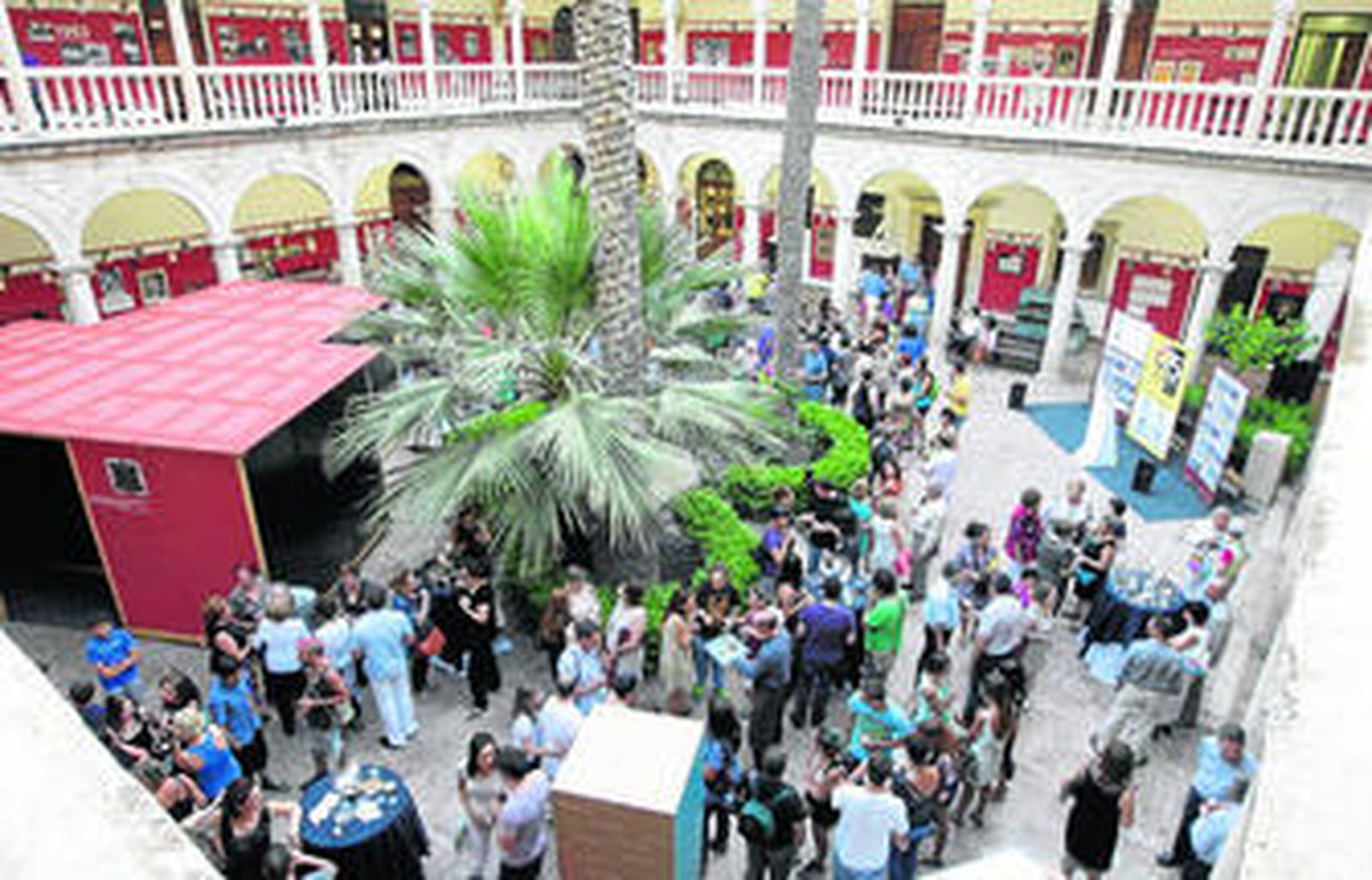 Autoridades y representantes del centro al inicio del evento.