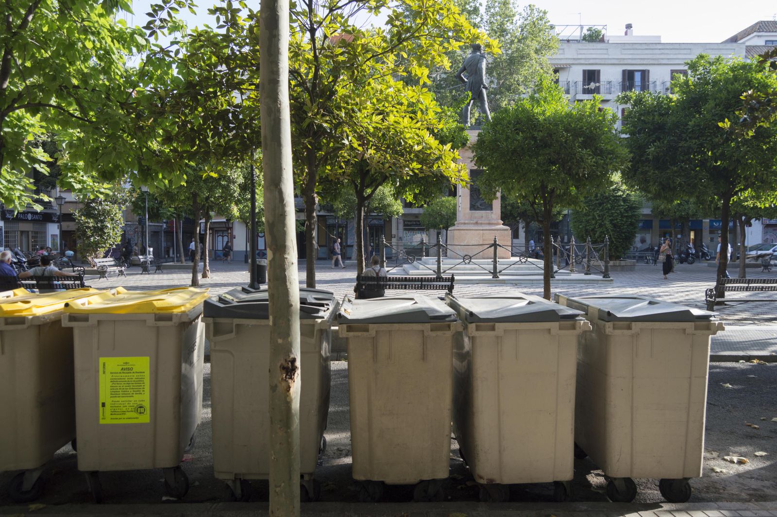 Contenedores que han sido retirados en la Plaza de la Gavidia, en el casco antiguo.