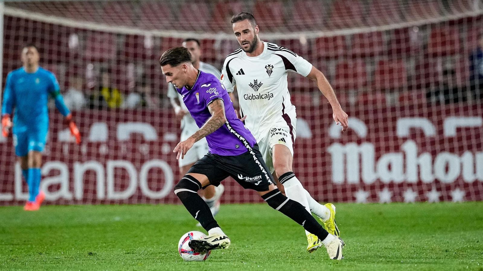 Álex Sala conduce el balón con Higinio presionándole en la segunda parte del Albacete - Córdoba CF. Álex Sala conduce el balón con Higinio presionándole en la segunda parte del Albacete - Córdoba CF.