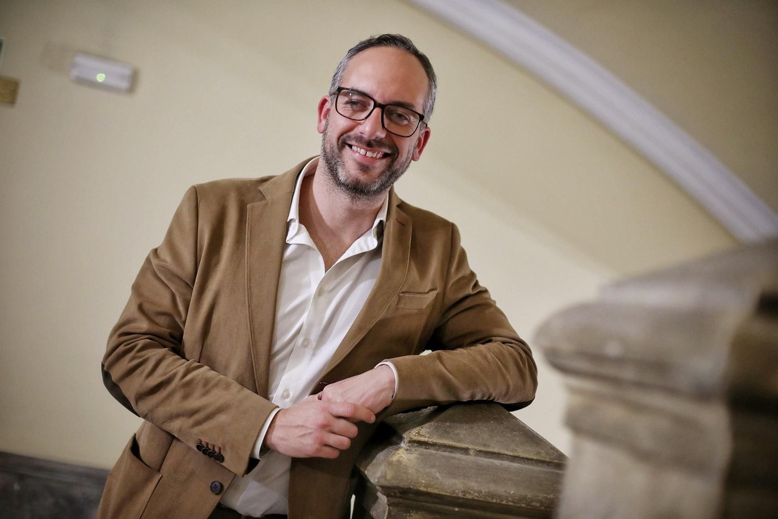 Manuel Morera posa en uno de los pasillos del Gran Teatro Falla.