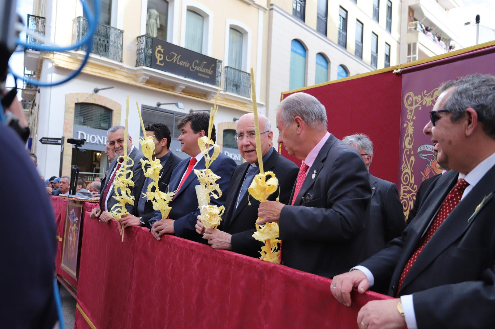 Imágenes del recorrido de la Borriquita  por las calles de Huelva