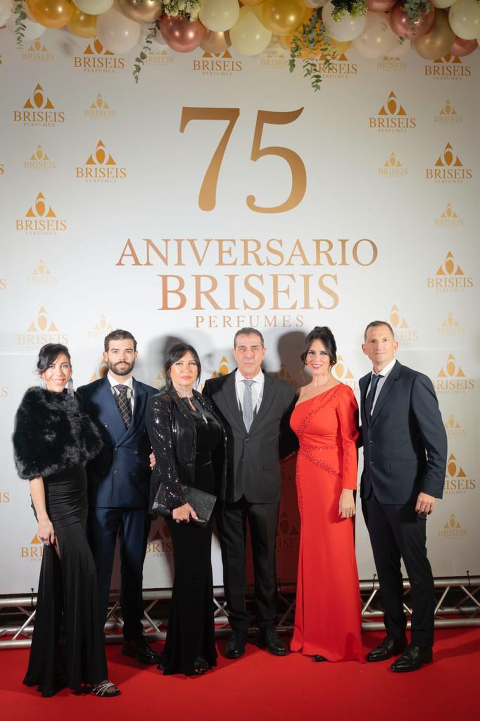 Ante el photocall de entrada conmemorando el 75 aniversario de la compañía.