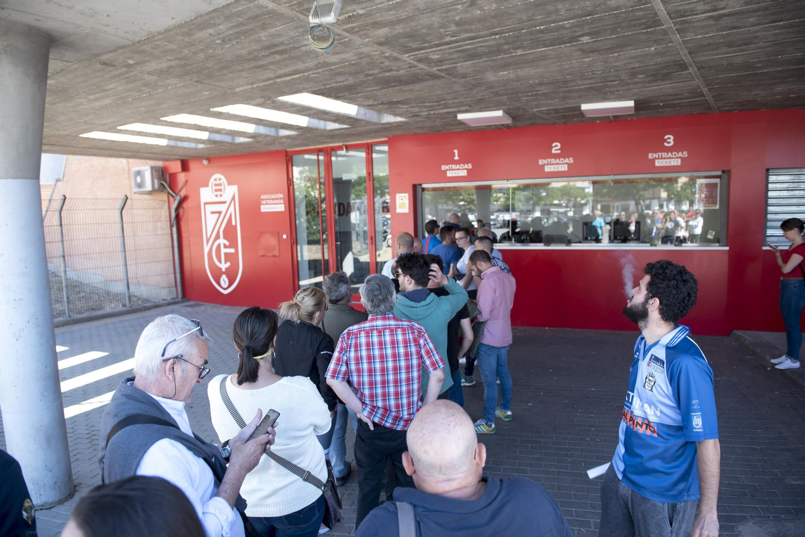 Colas en las taquillas del Nuevo Los Cármenes