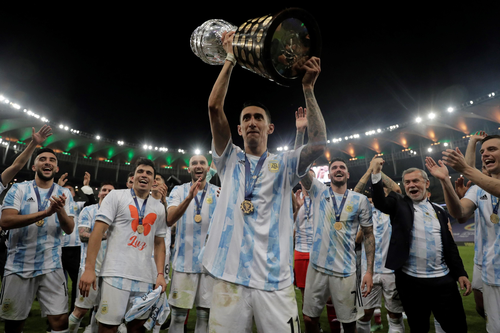 Ángel di María de Argentina celebra con el trofeo el triunfo ante Brasil en la final de la Copa América entre Argentina y Brasil en el estadio Maracana en Río de Janeiro (Brasil).