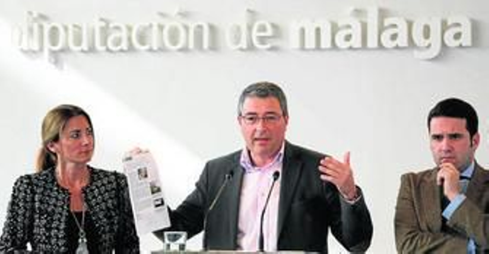 Salado muestra una noticia en la que el PSOE aseguraba avalar las cuentas del Consorcio Provincial del Bomberos.