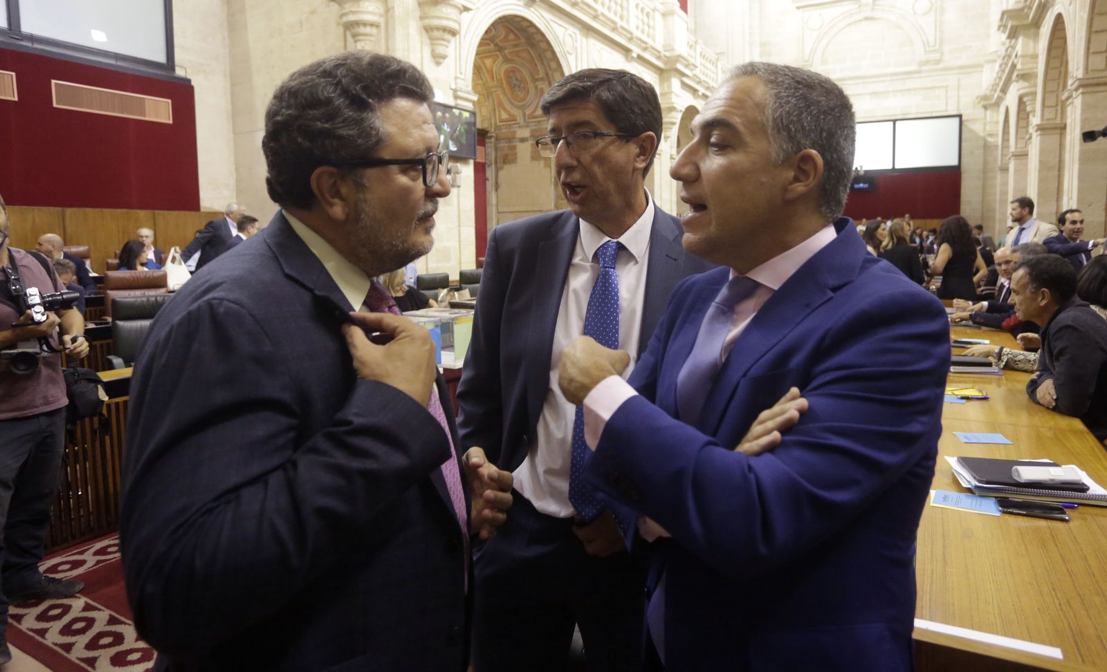 Elías Bendodo (PP), Juan Marín (Cs) y Francisco Serrano (Vox) conversan en el Parlamento.