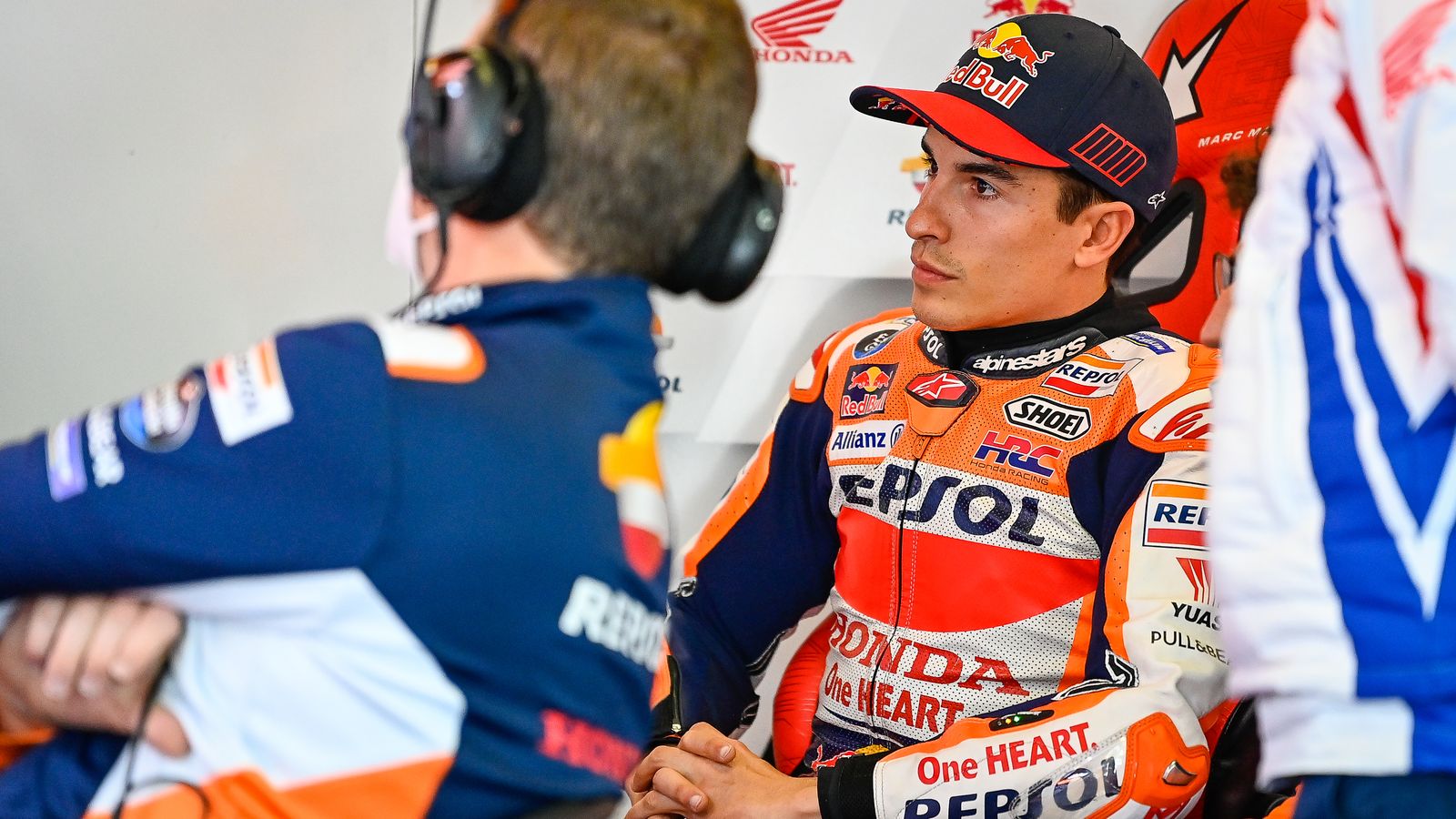 Marc Márquez, con gesto serio en su box.