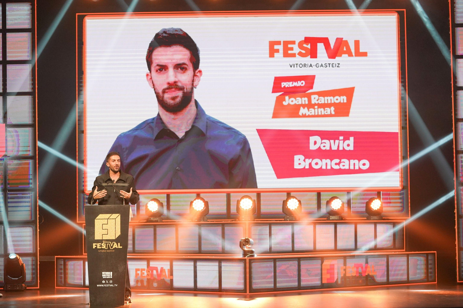 David Broncano recoge un galardón en el FesTVal de Vitoria