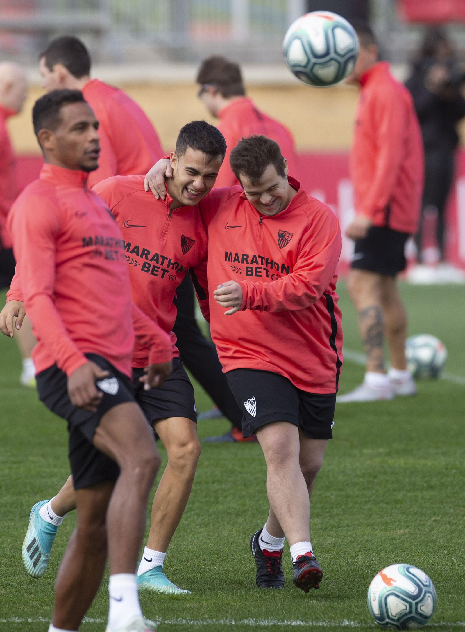 Reguilón y un futbolista del Sevilla Genuine.