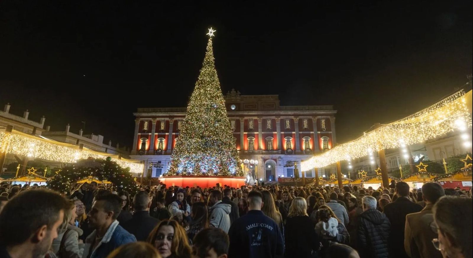 Imagen del último encendido del alumbrado navideño, que cada año llena de público isleño y visitante esta céntrica plaza.