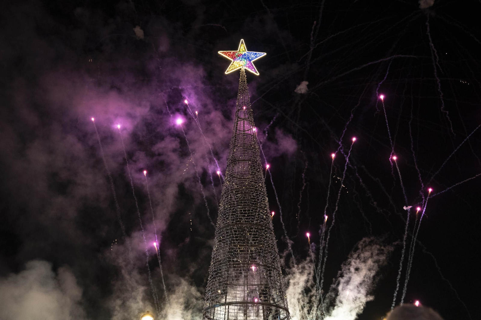 El encendido del alumbrado navideño del Hospital Universitario Torrecárdenas, en imágenes