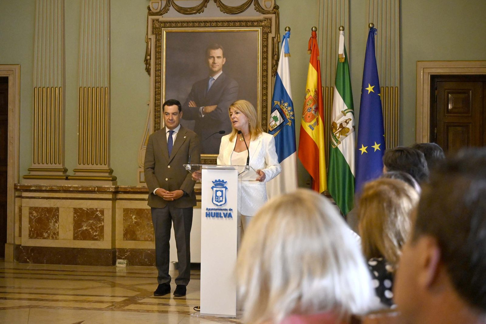 Visita de Juanma Moreno al Ayuntamiento de Huelva, en Imágenes