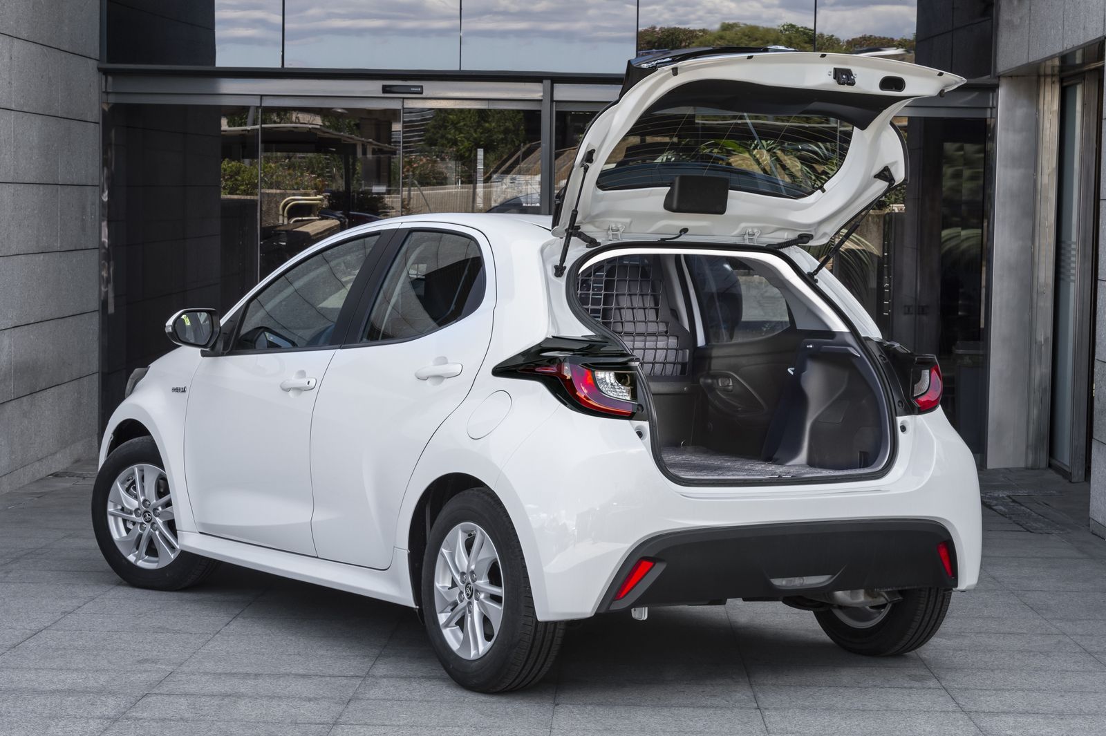 Comercial e híbrido. Toyota lanza el Yaris Electric Hybrid EcoVan