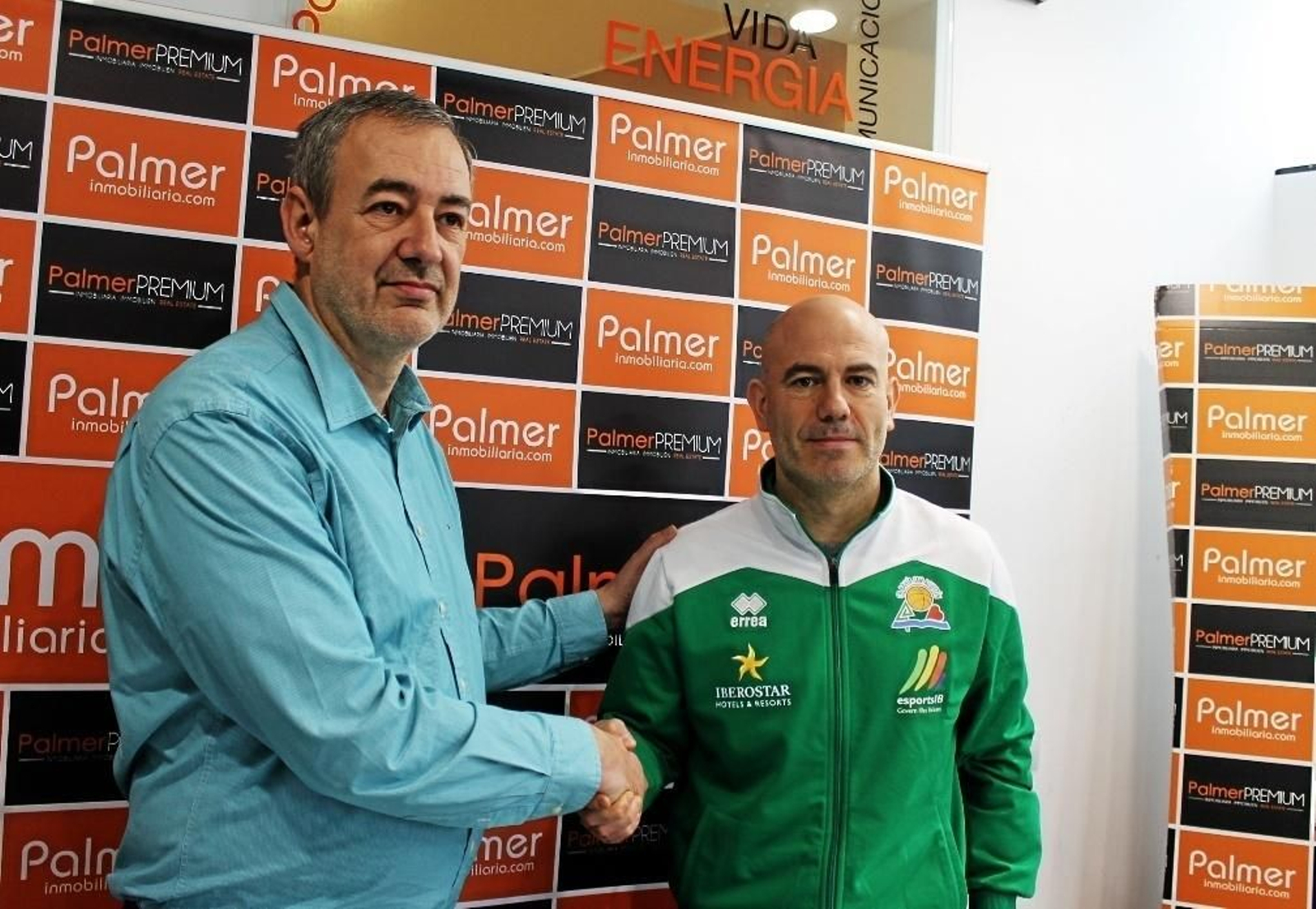 Félix Alonso (d) estrecha la mano del presidente del CB Palma, Guillem Boscana.