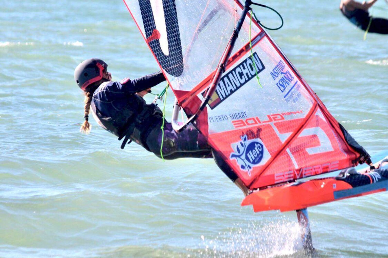 Blanca Manchón, con su iQFoil en las aguas de Cádiz.