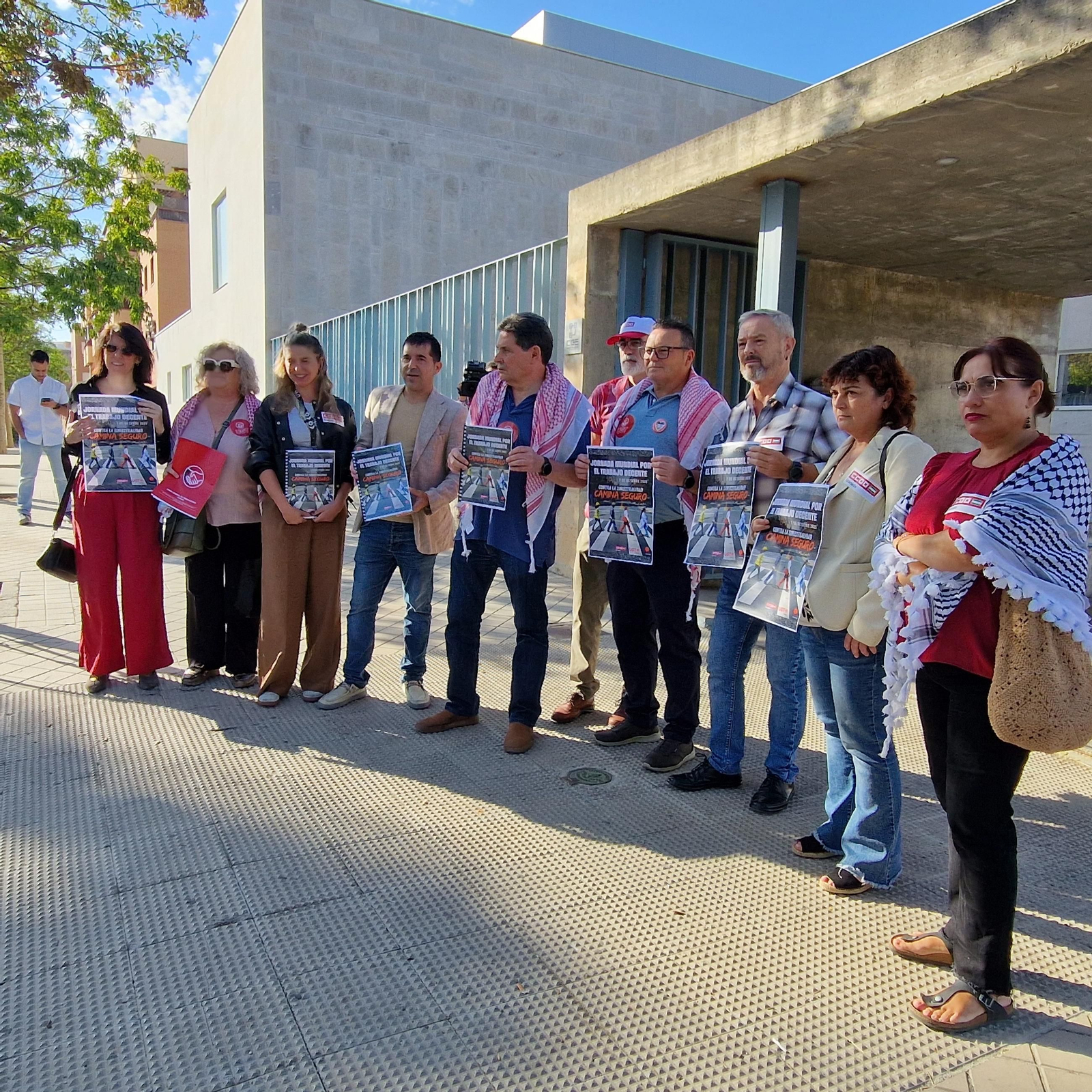 Los máximos representantes de UGT y CCOO en Granada, ante las puertas de la Confederación